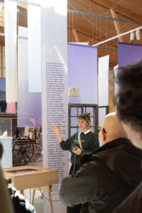Lisa Späthe bei der Führung durch die Sonderausstellung