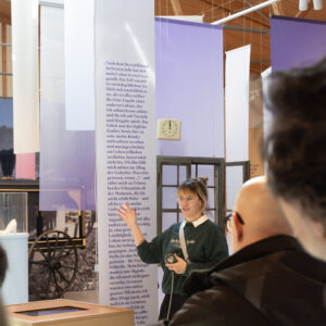Lisa Späthe bei der Führung durch die Sonderausstellung