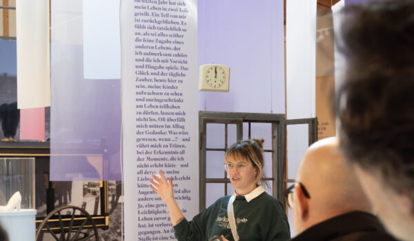 Lisa Späthe bei der Führung durch die Sonderausstellung