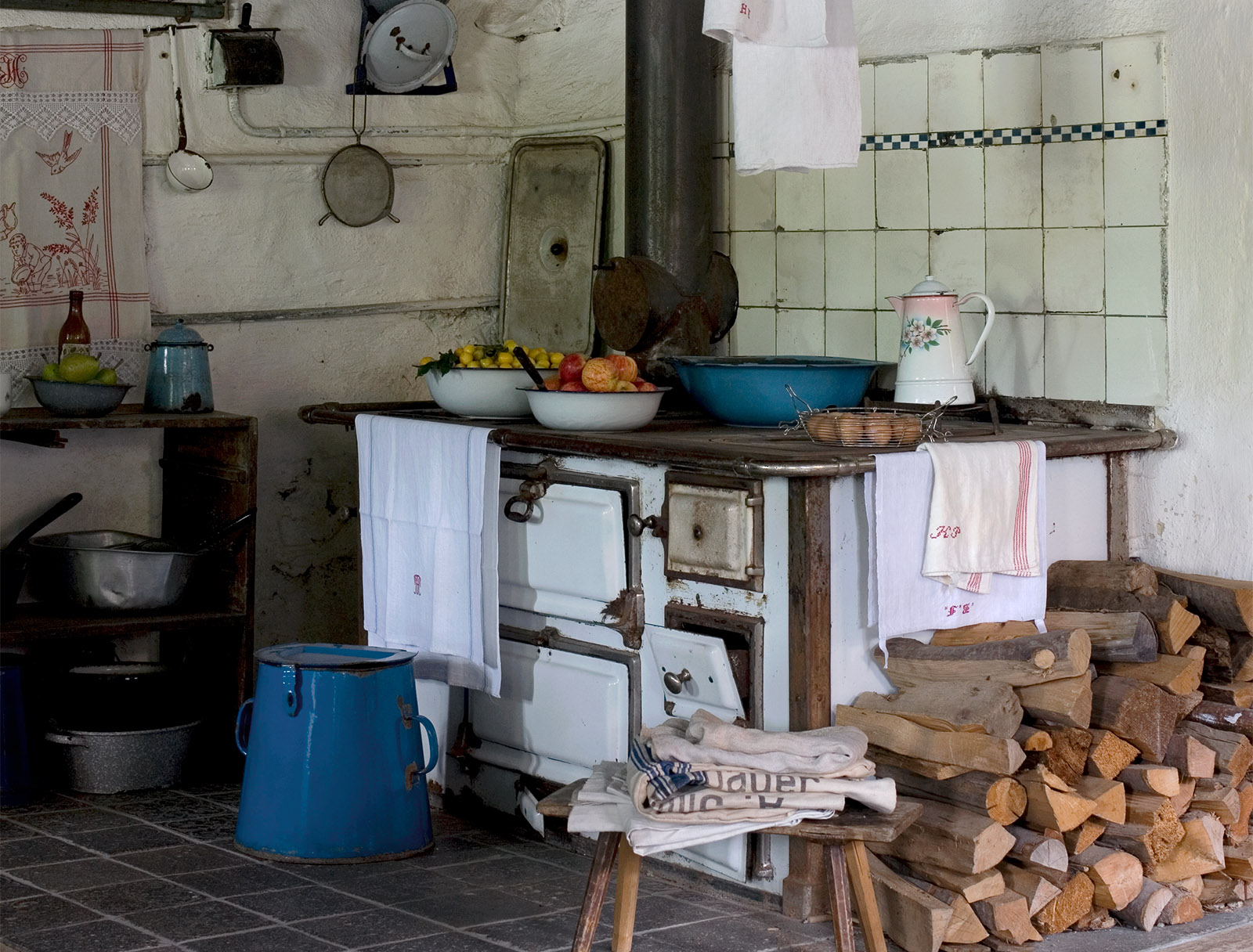 Hinterm Ofen
