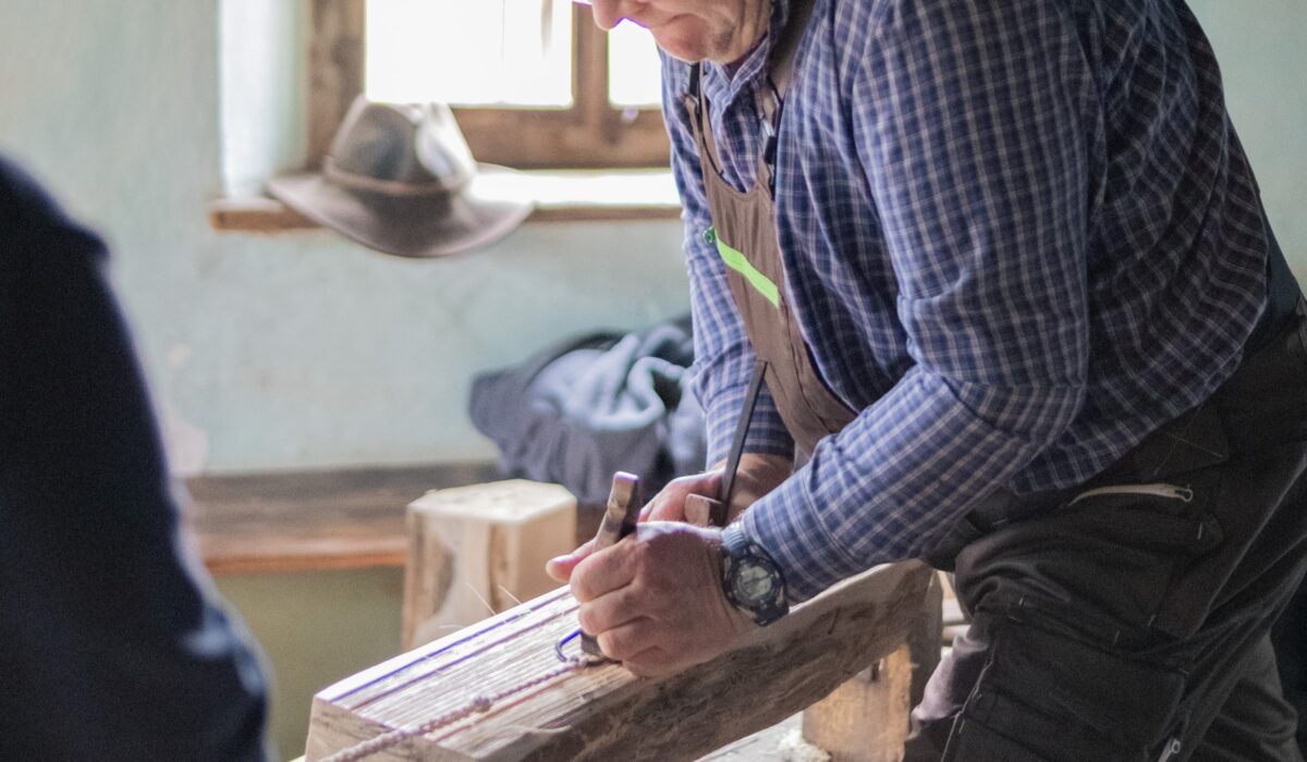 Holzdrahthobeln im Austragshaus Petzihof