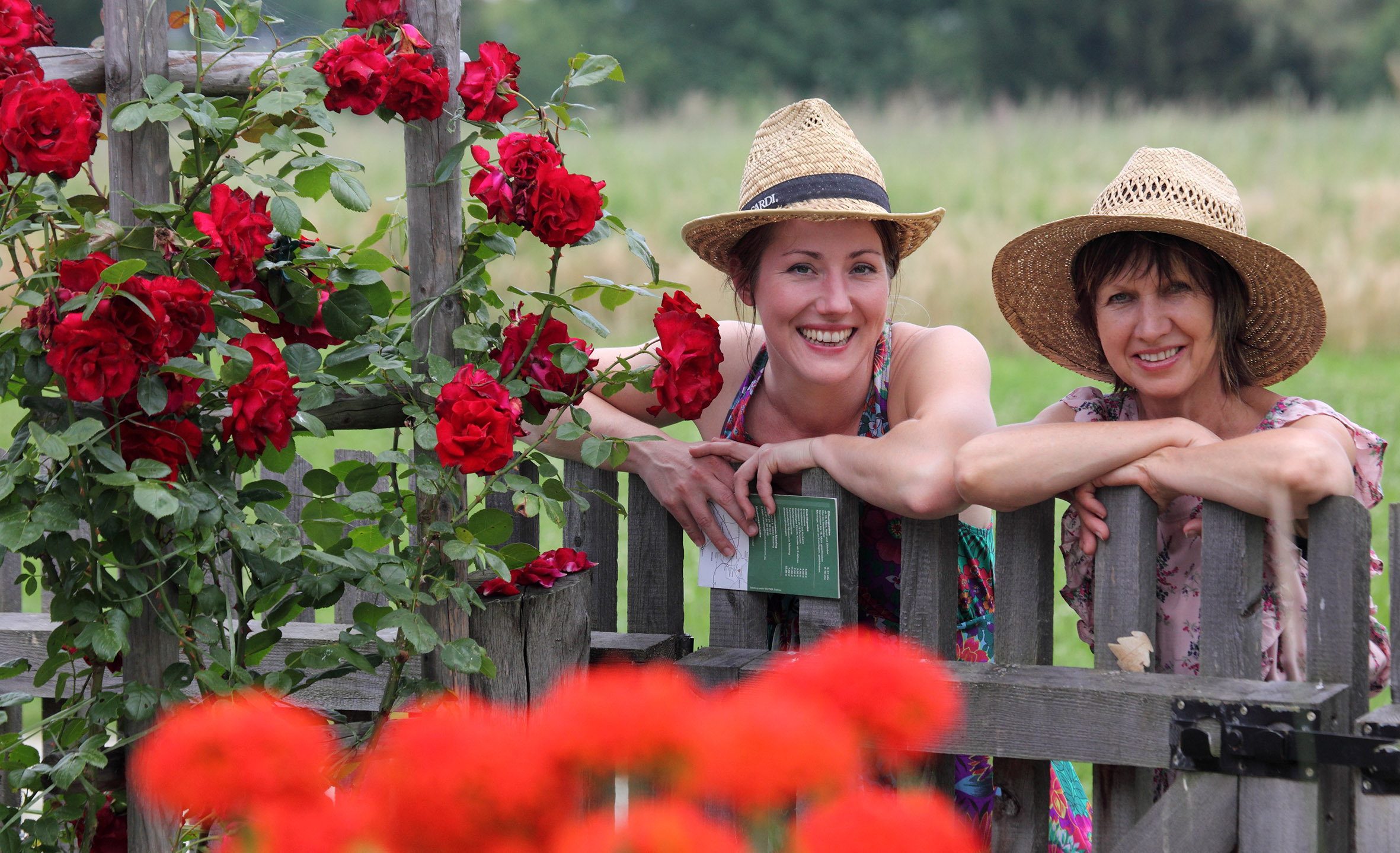 Besucherinnen am Hausgarten