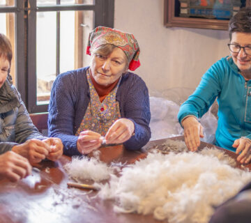 Winterarbeiten und Federnschleißen in der Bauernstube