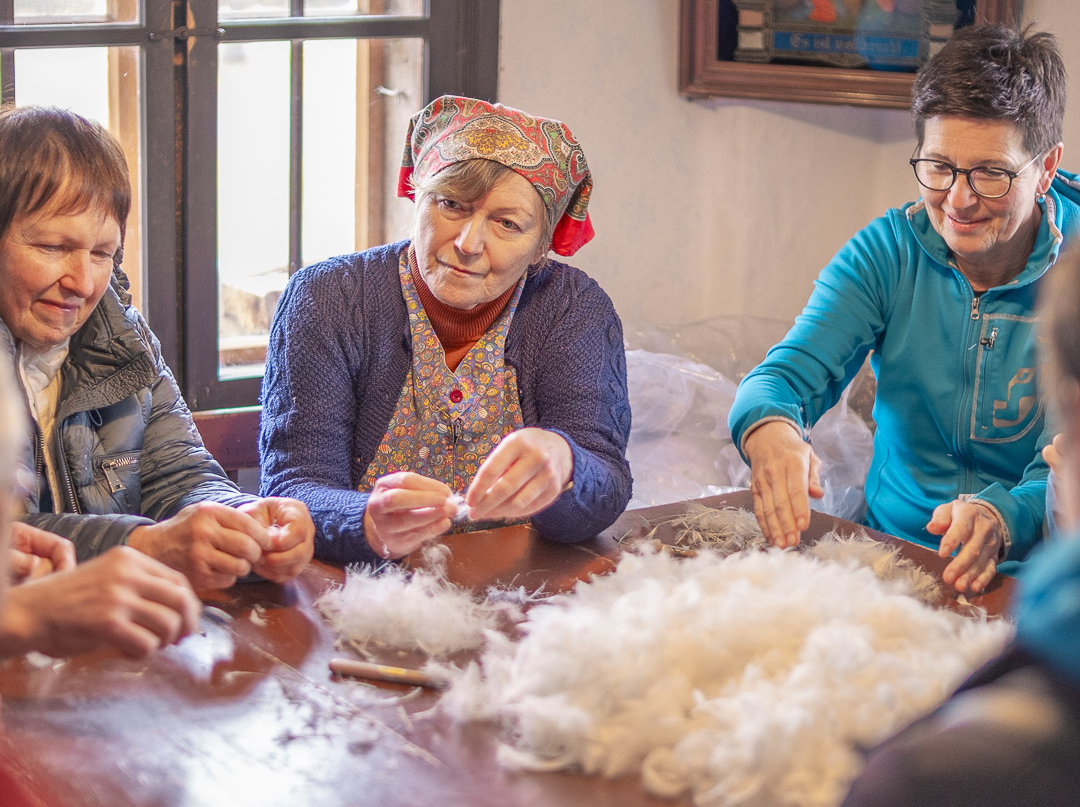 Winterarbeiten und Federnschleißen in der Bauernstube