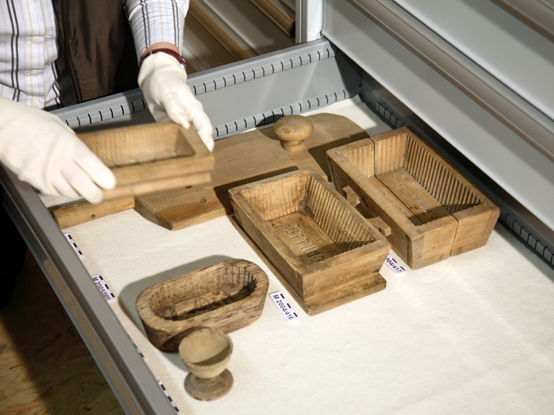 Lagerung von Inventar in Stahlschubläden Lagerung von Inventar in Stahlschubläden