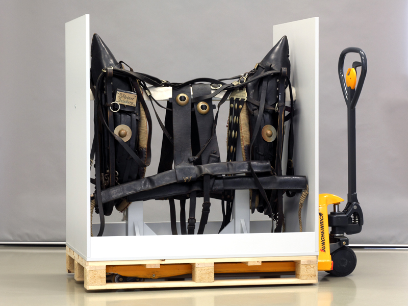 Paarweise hängende Lagerung von Zuggeschirre in speziellen Lagerpaletten Paarweise hängende Lagerung von Zuggeschirre in speziellen Lagerpaletten