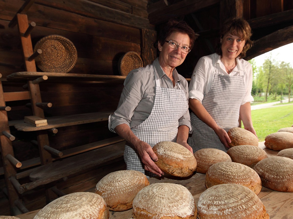 Brotbacken im Holzbackofen