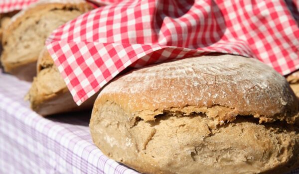 Brotbacken im Holzbackofen Brotbacken im Holzbackofen