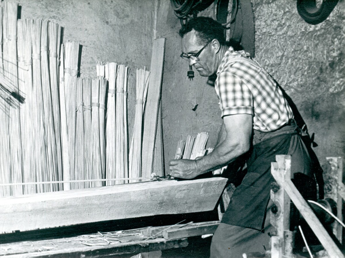 Josef Fruth beim Holzdrahthobeln, 1950-1960, Klingenbrunn, Alfred Fruth
