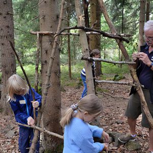 Wir bauen eine Hütte im Wald