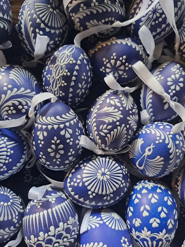 Eier mit Wachs verziert