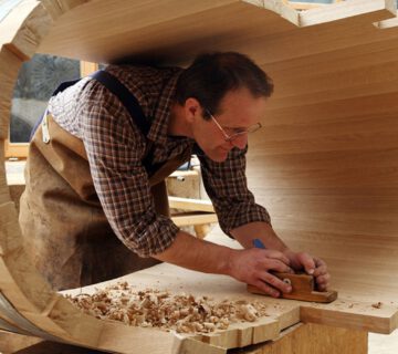 Ein Badezuber aus Eichenholz entsteht. © LandLust, Gerhard Nixdorf