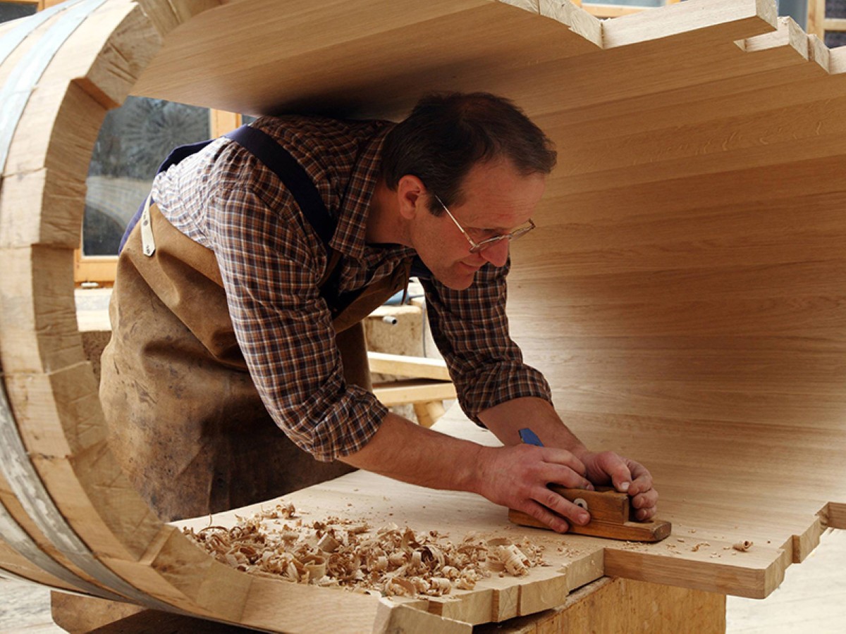 Ein Badezuber aus Eichenholz entsteht. © LandLust, Gerhard Nixdorf