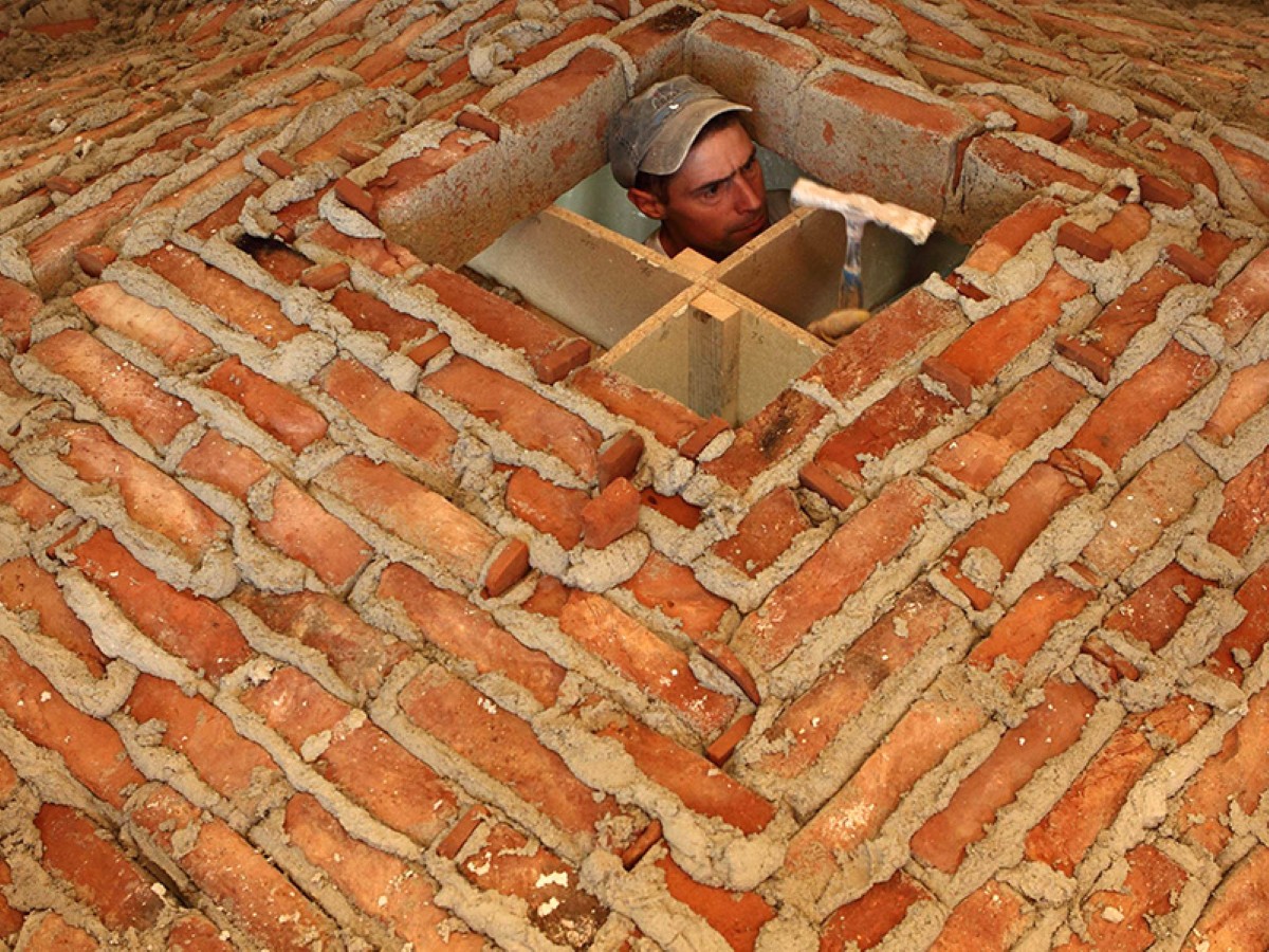 Der Schlussstein, den der Gewölbebauer als letztes einsetzt, verleiht dem freitragenden Gewölbe seine endgültige Stabilität. © LandLust, Gerhard Nixdorf