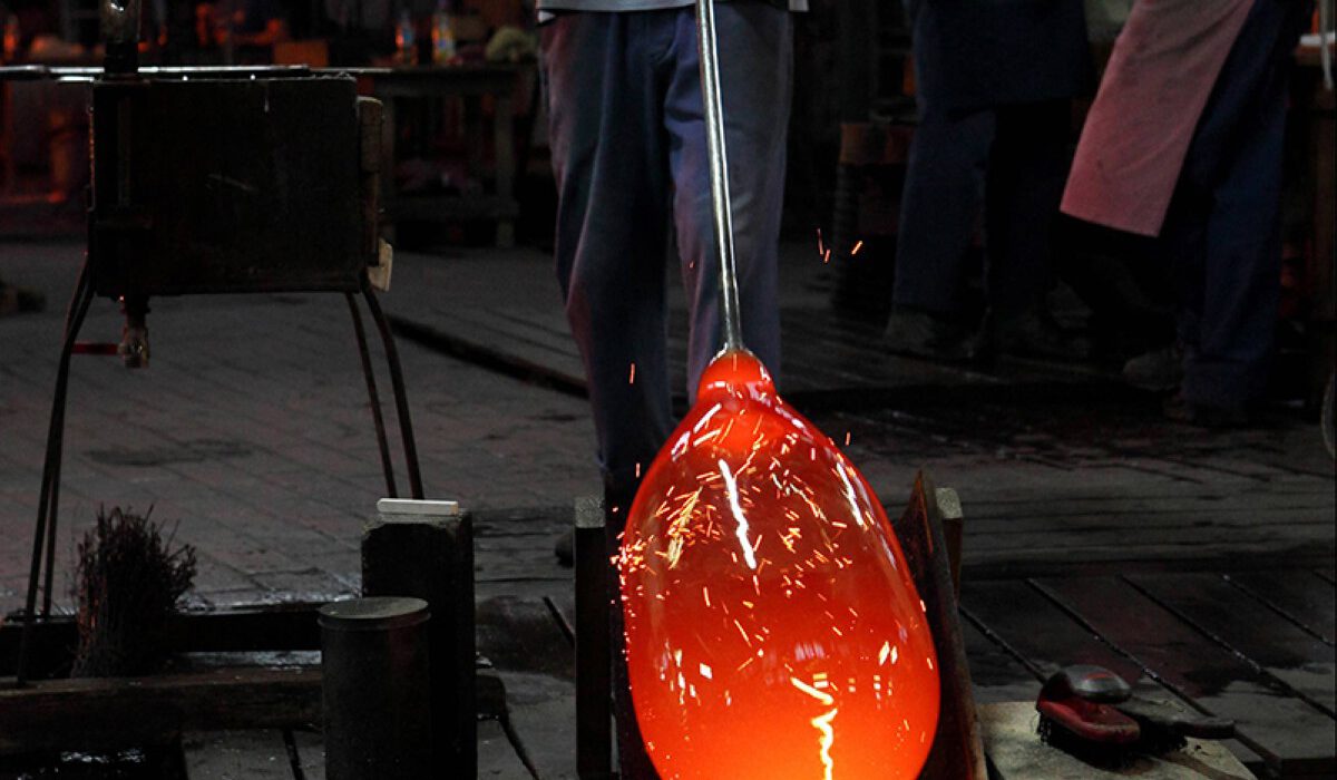 Nur mit seiner Lungenkraft pumpt der Glasmacher Luft in die Glasmacherpfeife. © LandLust, Gerhard Nixdorf