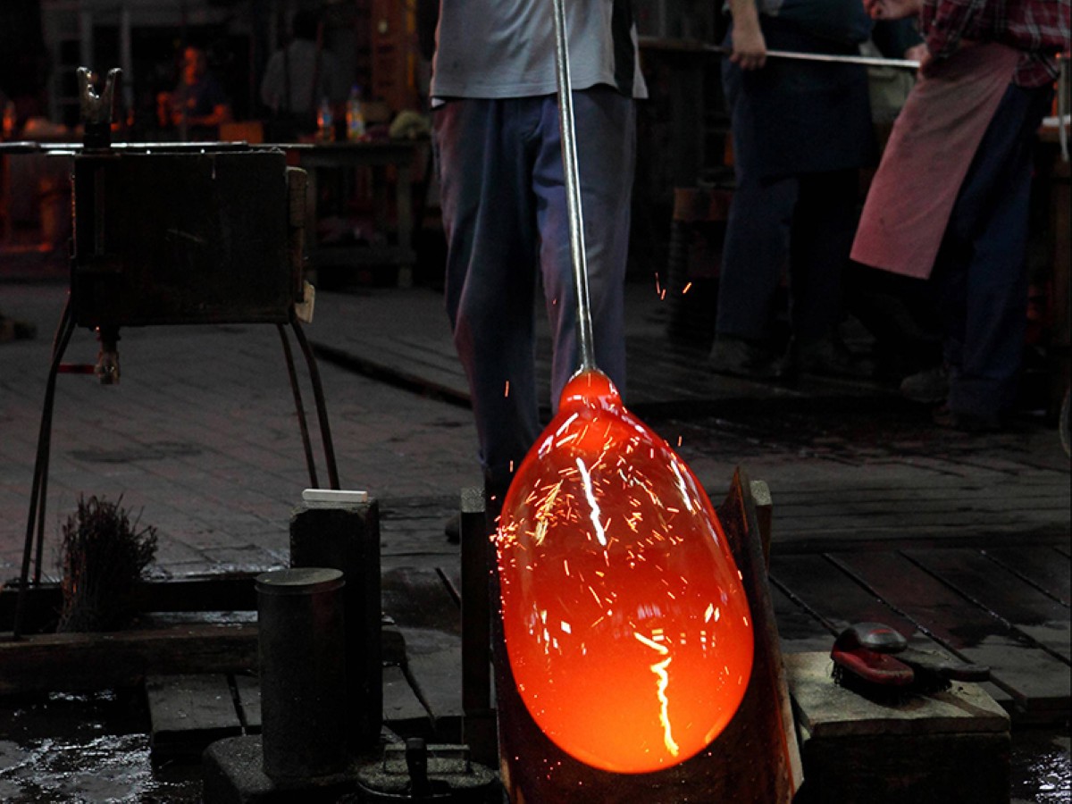 Nur mit seiner Lungenkraft pumpt der Glasmacher Luft in die Glasmacherpfeife. © LandLust, Gerhard Nixdorf